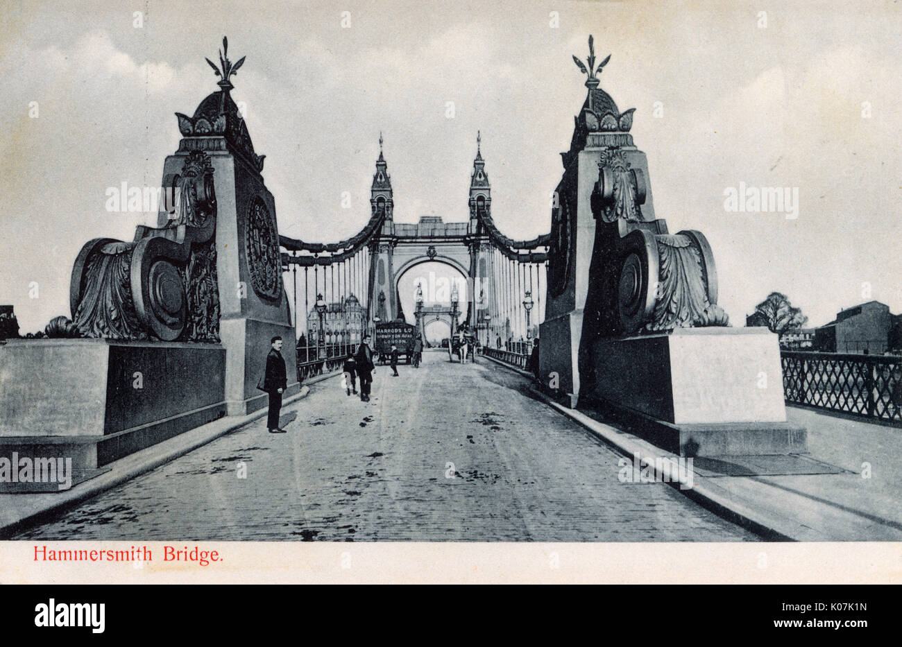 Hammersmith Bridge sur la Tamise, à l'ouest de Londres - note le cheval van livraison Harrods - conçu par le célèbre ingénieur civil sir Joseph Bazalgette. Date : vers 1904 Banque D'Images