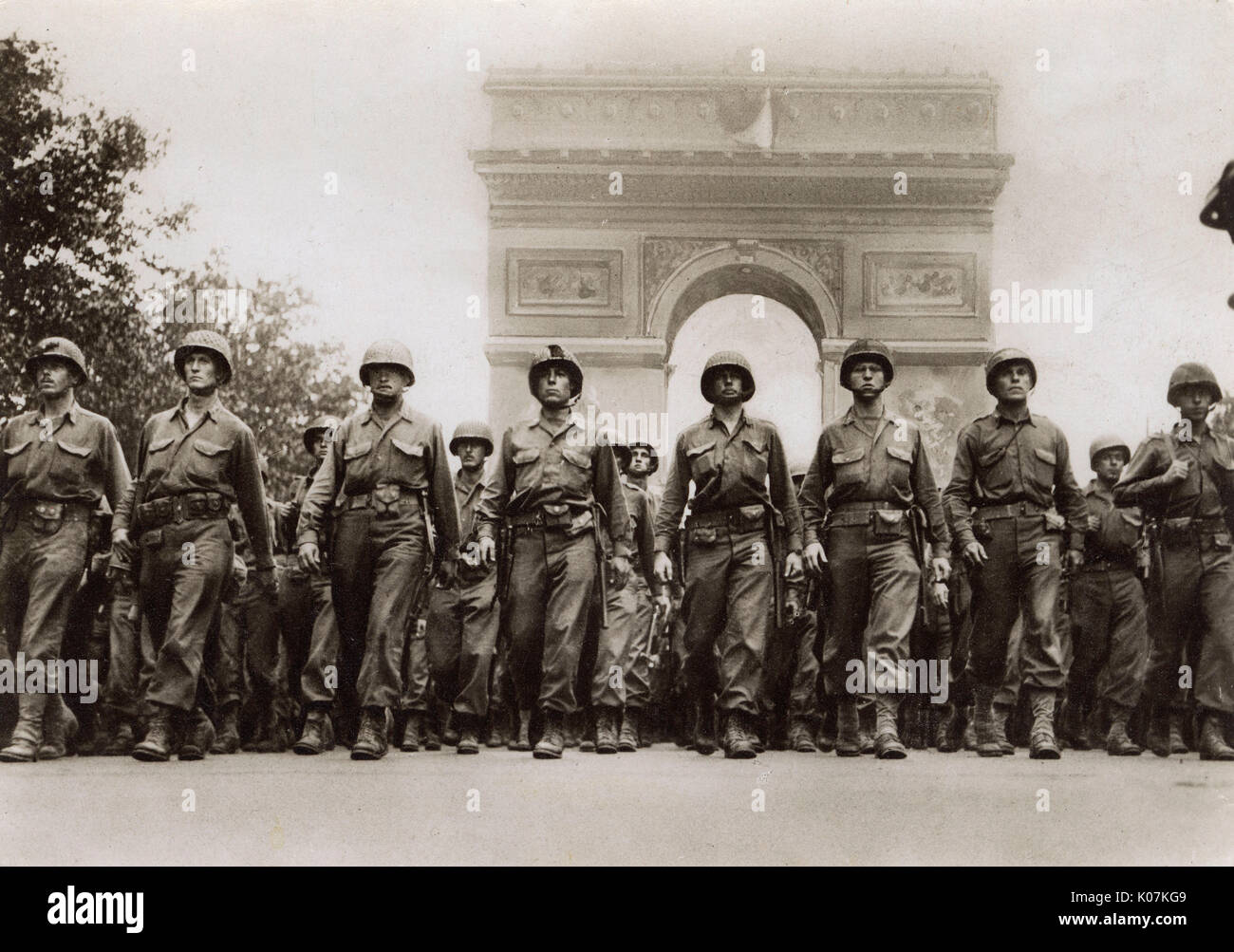 La Seconde Guerre mondiale. La libération de Paris. Soldats Américains victorieux marchant le long des Champs Elysées avec l'Arc de Triomphe derrière eux le 26 août 1944. La parade a marqué la fin de l'opération militaire de surcharge, le nom de code pour l'Allied D-Day inv Date : 1944 Banque D'Images
