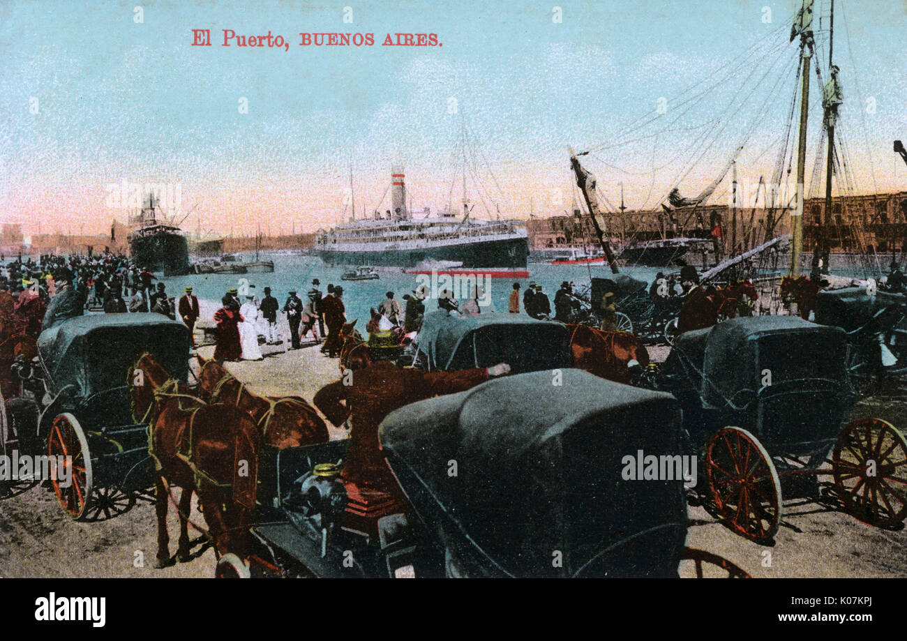 Scène de port à Buenos Aires, Argentine, Amérique du Sud, avec des gens et des voitures sur le quai et les bateaux sur l'eau au loin. Date : vers 1908 Banque D'Images