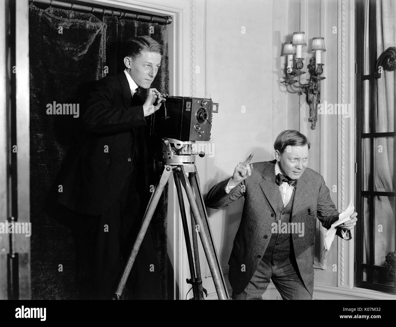 Deux hommes faisant un film à l'aide d'un caméscope à l'intérieur à Americ Banque D'Images