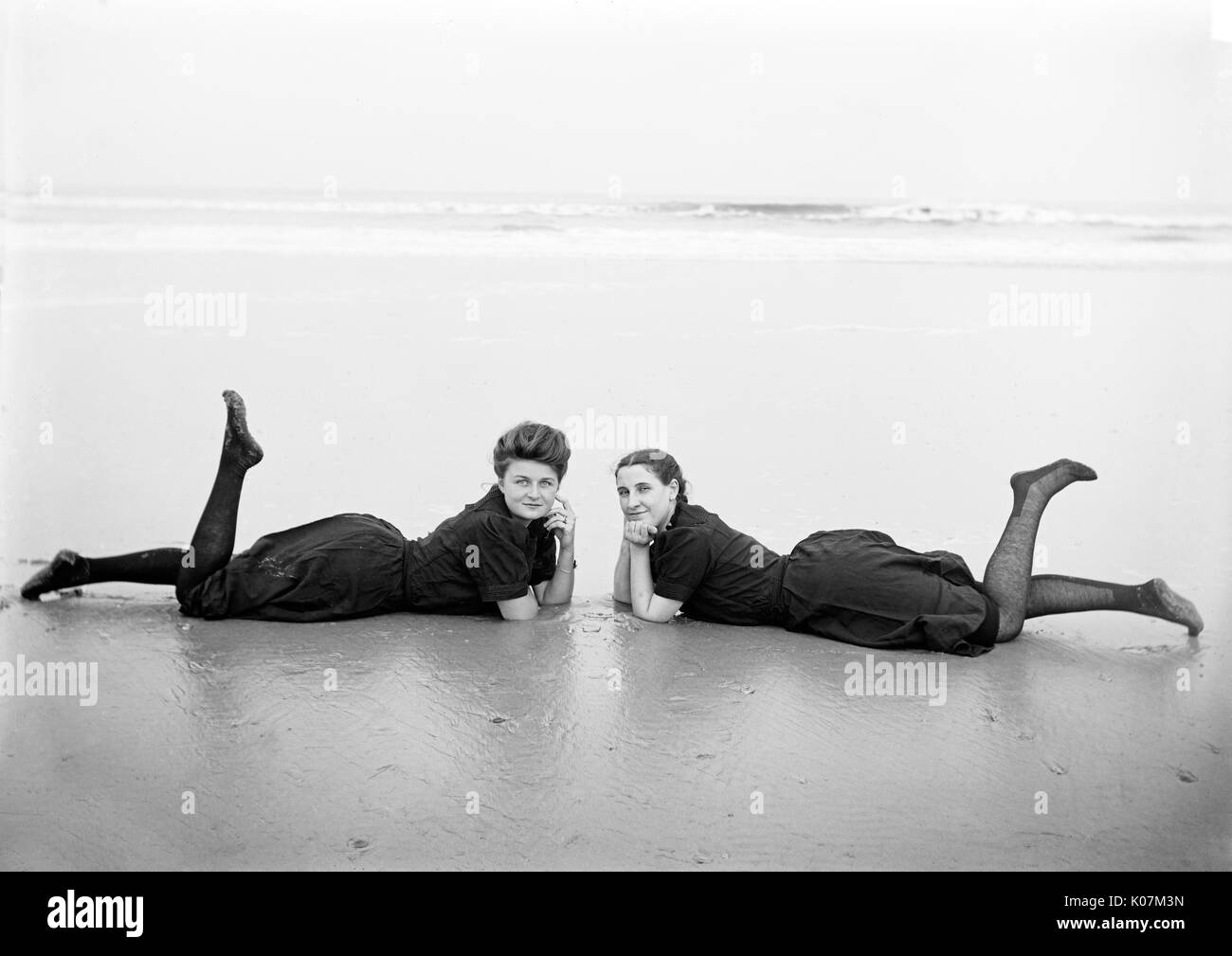 Deux femmes en maillots de bain d'époque se trouvant sur la plage Banque D'Images