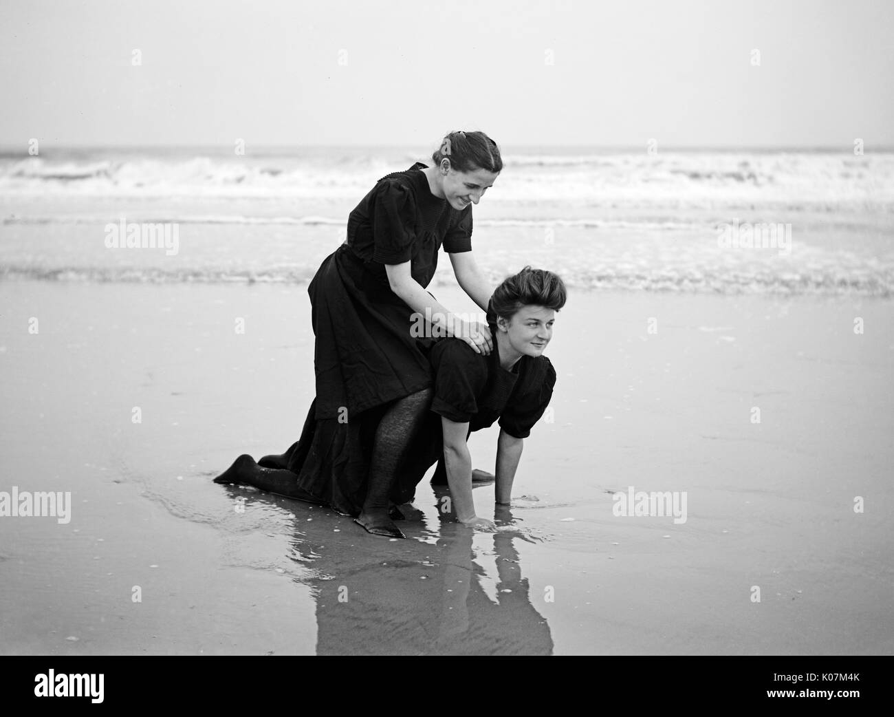 Deux femmes en période maillots de bain sur la plage - Atlantique Banque D'Images
