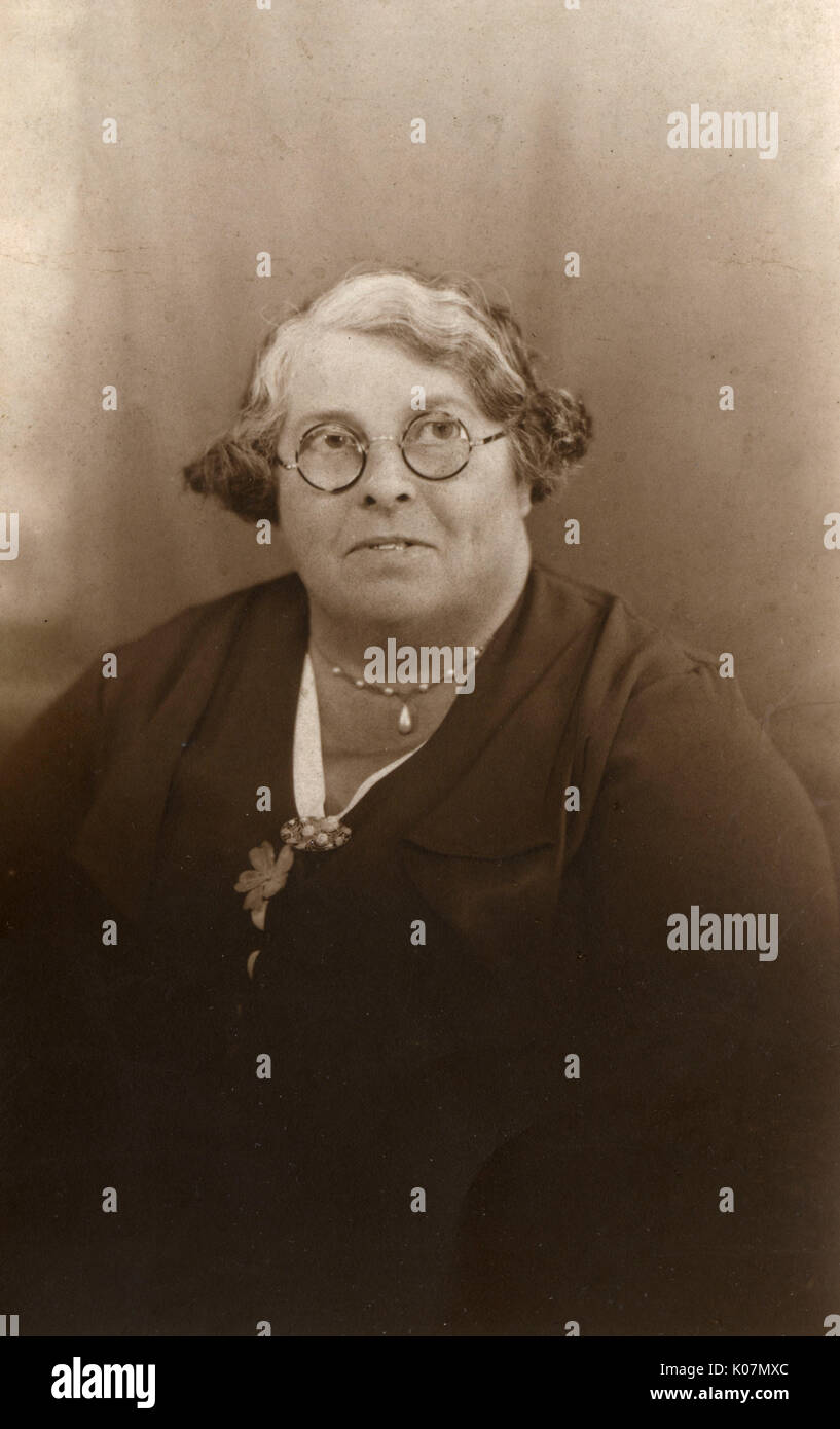 Portrait de studio, femme d'âge moyen en lunettes Banque D'Images