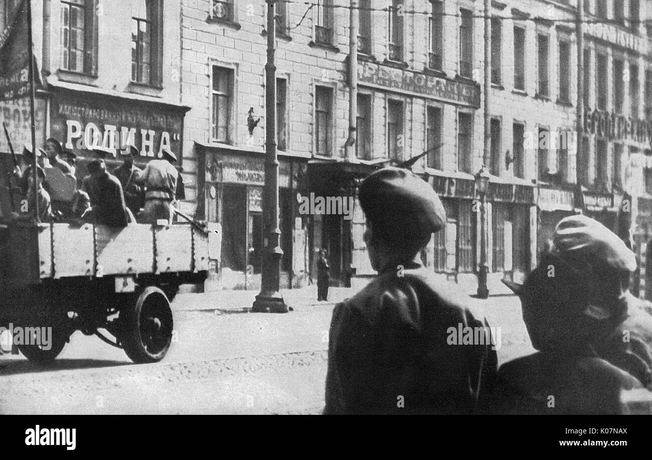 Soldats armés dans un camion, révolution russe Banque D'Images