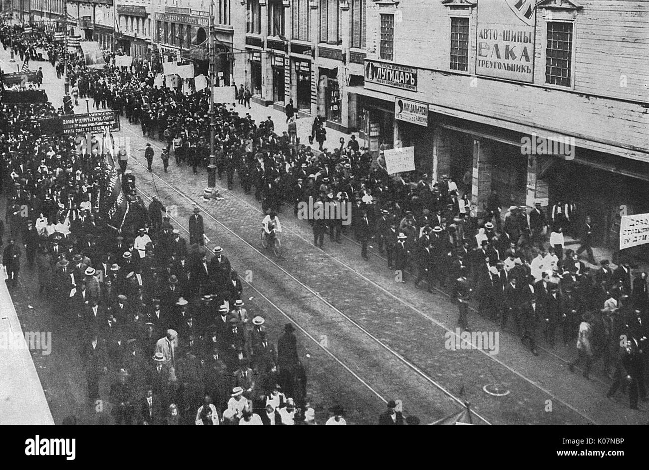 Défilé anticapitaliste dans une rue russe Banque D'Images