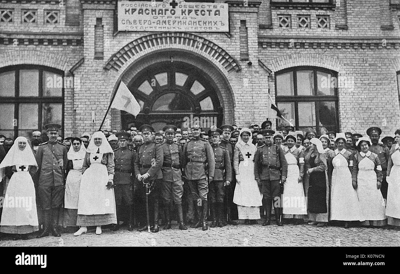 Dr H Egbert, chirurgien américain, et son personnel, à l'extérieur d'un bâtiment de l'hôpital de la Croix Rouge en Russie pendant la Première Guerre mondiale. Egbert est chirurgien en chef de l'American Red Cross Hospital à Kiev. Date : vers 1917 Banque D'Images