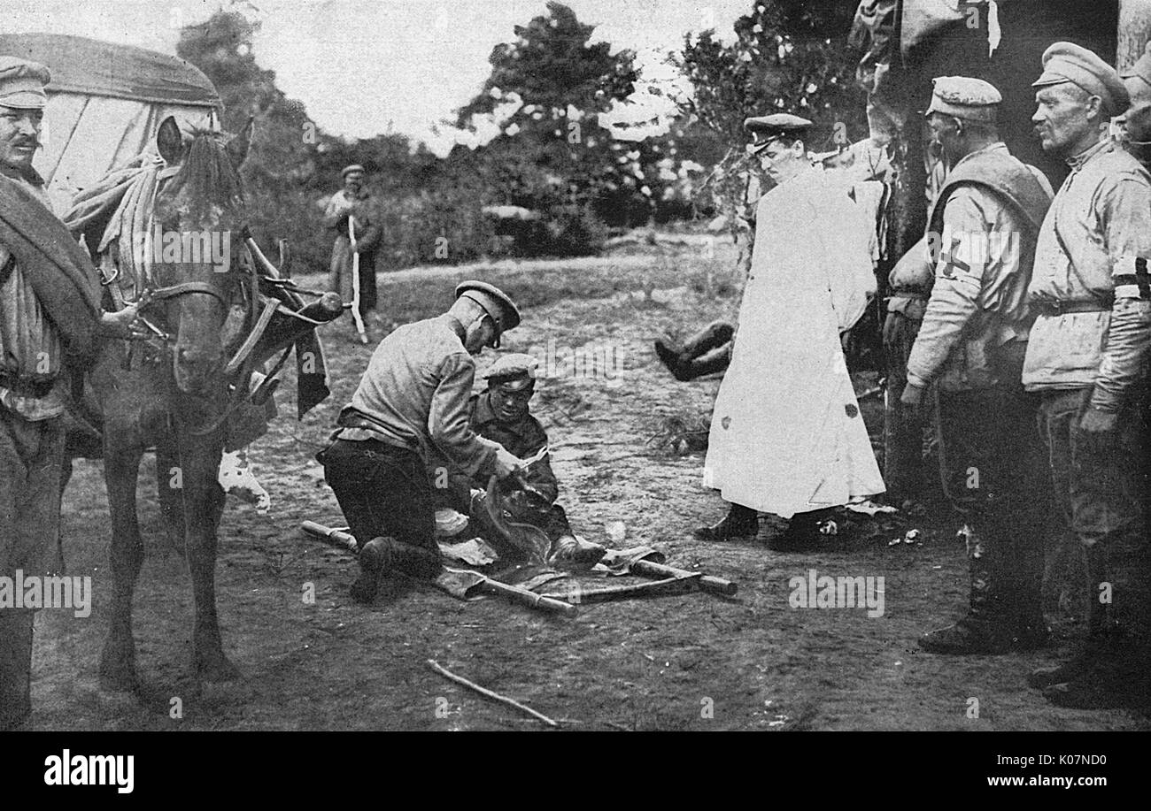 Soldat blessé avec personnel de la Croix-Rouge, Russie, WW1 Banque D'Images