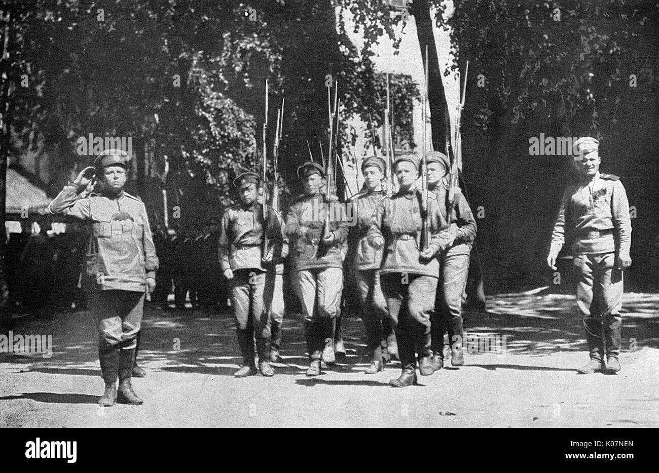 Maria Bochkareva (extrême gauche, 1889-1920), femme soldat russe qui a formé le bataillon de femmes de la mort et a combattu dans la Première Guerre mondiale. Elle est le salut militaire au cours d'un examen des femmes soldats avant leur commandant. Date : 1917 Banque D'Images