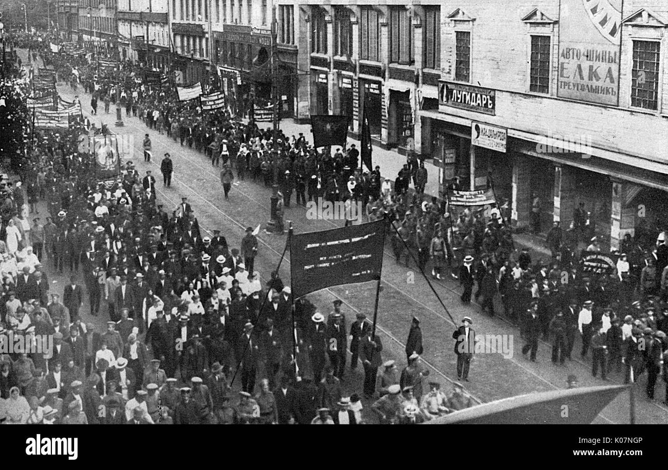 Défilé anticapitaliste dans une rue russe Banque D'Images