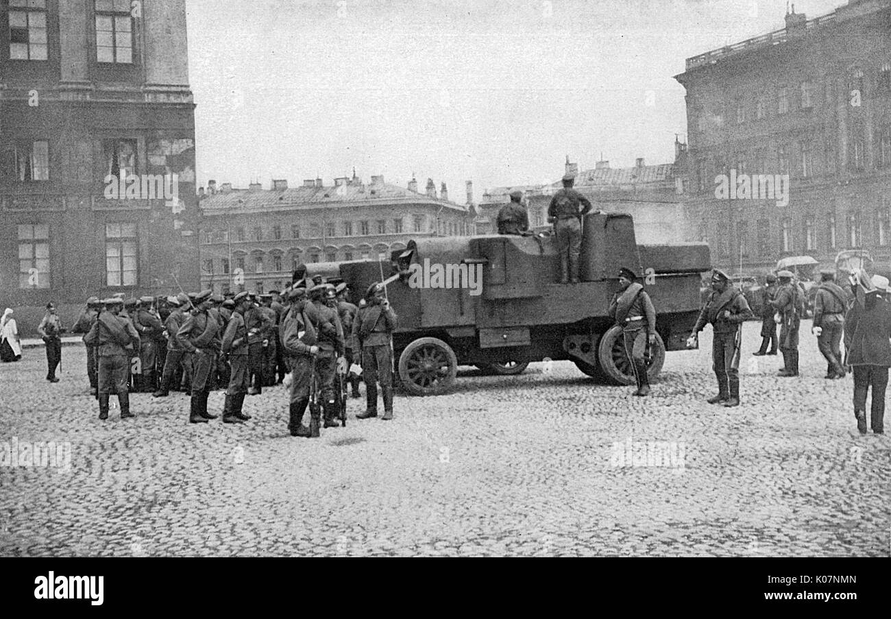 Voiture blindée sur la place St Isaac, Petrograd, Russie Banque D'Images
