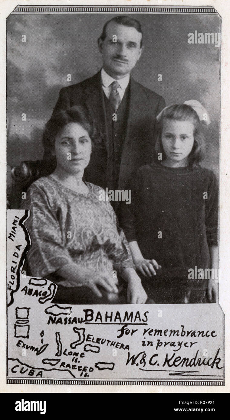 Famille missionnaire avec carte de France Antilles. Ils sont Walter et Clara Kendrick et leur fille. Il était un missionnaire médical d'Aston, Birmingham, basé à un règlement à Green Turtle Cay, l'île d'Abaco, au moment de l'ouragan du 5 septembre 1932. Date : vers 1920 Banque D'Images