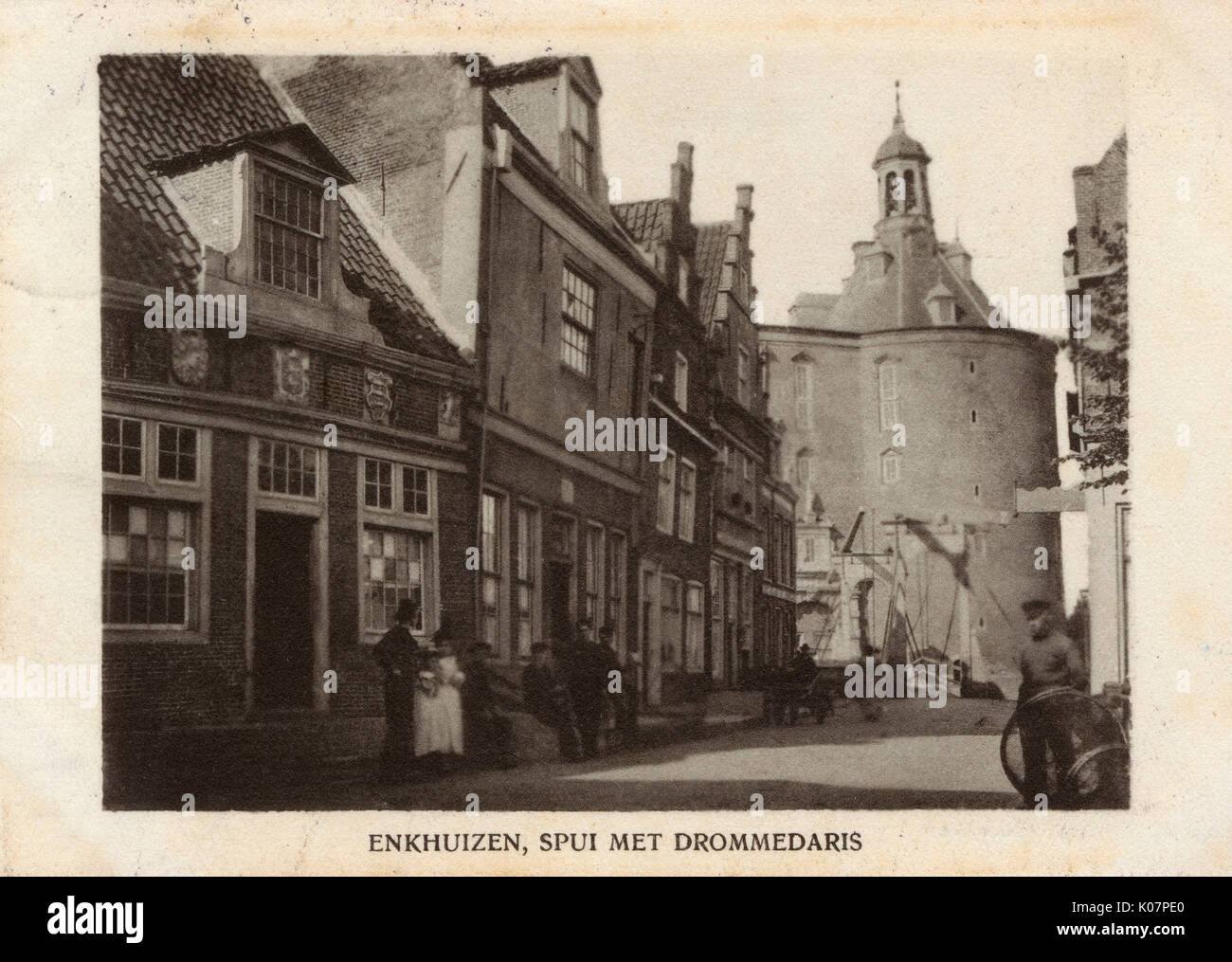 Scène de rue avec Drommedaris, Enkhuizen, pays-Bas Banque D'Images