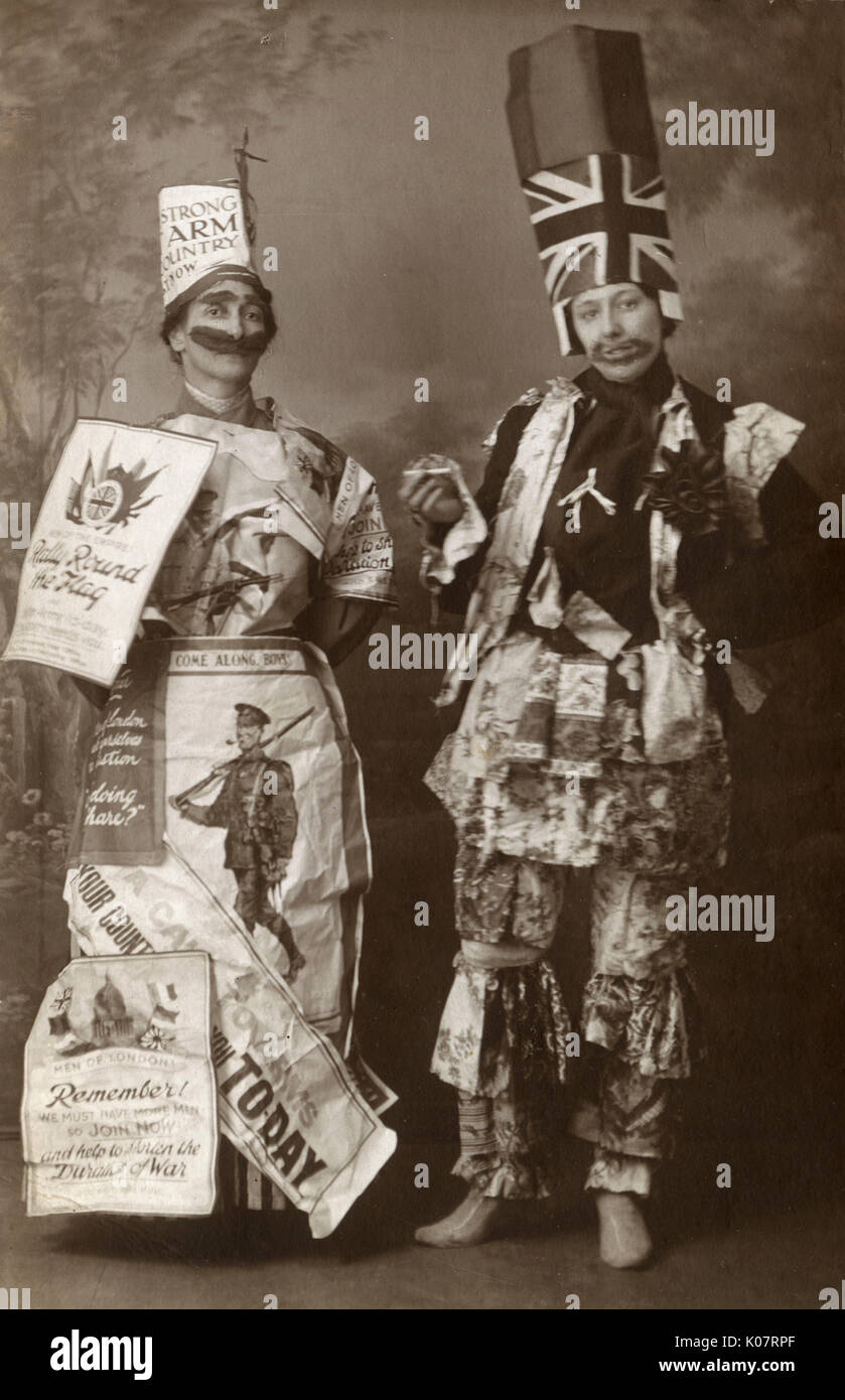 WW1 era - British Home front - un remarquable ensemble de 3 cartes postales avec trois femmes, dont deux sont habillés en costume patriotique. Dans cette carte la dame sur la gauche est décoré en temps de guerre affiches de recrutement et a un fabuleux faux Lord Kitchener (moustache et sourcils). La dame sur la droite a disparu pour un-peint sur barbe ( ?), de l'Union (grand) hat, rosette, tissus à motifs fleuris et parures (très bizarre) une semelle de chaussures autour du cou, malheureusement exactement le symbolisme de ce geste est perdu en temps... Date : vers 1916 Banque D'Images