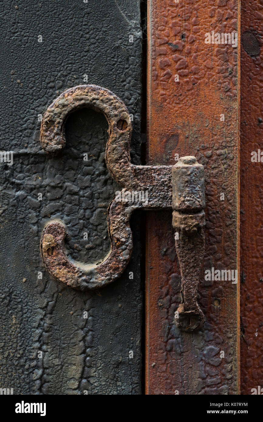 Sur charnière rouillée vieille porte, Tórshavn, Streymoy island, îles Féroé, Danemark Banque D'Images