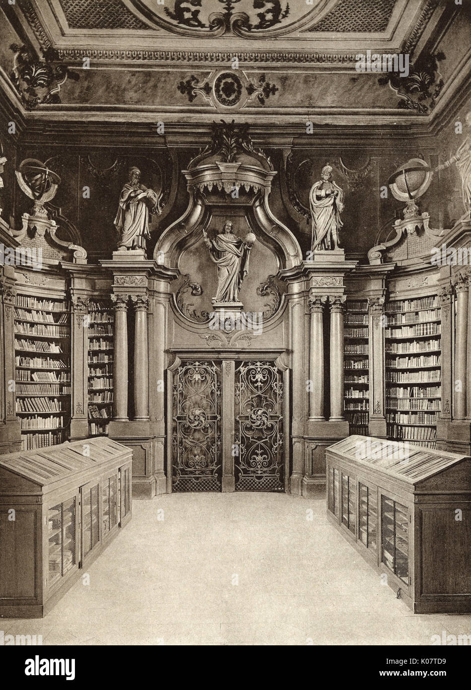 Vue à l'intérieur de la bibliothèque de l'université, Louvain (Leuven),  Belgique, datant du 17ème siècle. Date : vers 1910 Photo Stock - Alamy