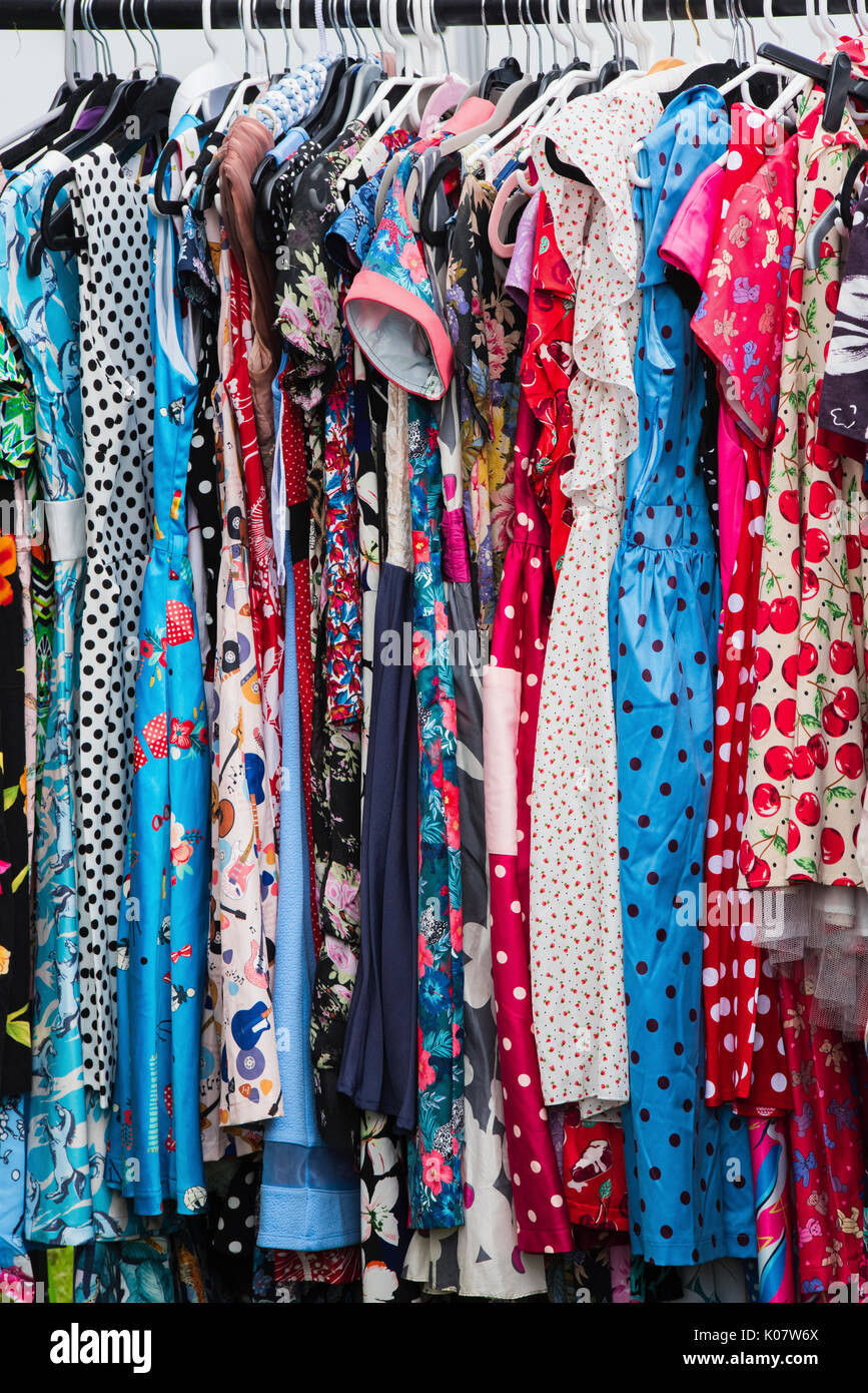 Robes style vintage sur une tringle à un festival rétro vintage. UK Banque D'Images