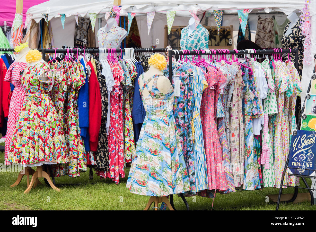 Robes style vintage sur une tringle à un festival rétro vintage. UK Banque D'Images