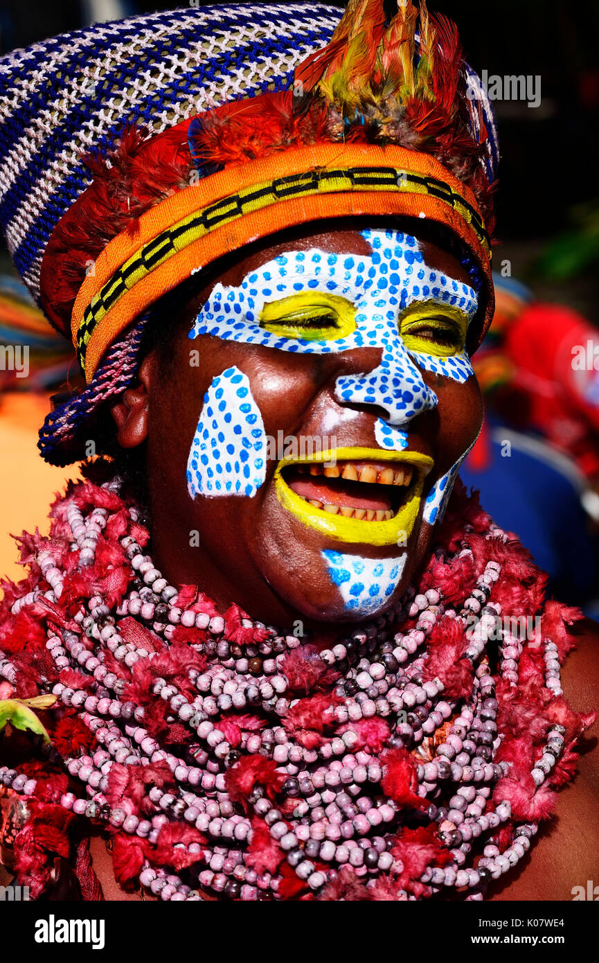 Femme de l'Marowa Welda appliquant le maquillage pour le Festival annuel de chanter chanter à Goroka, Papouasie Nouvelle Guinée Banque D'Images