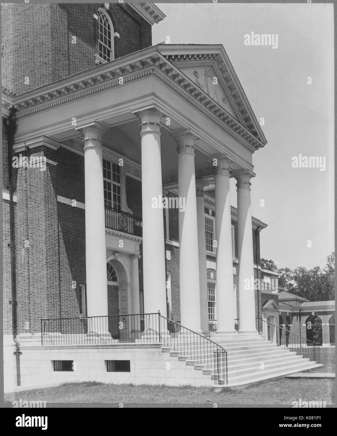 Une photographie de l'extérieur de Gilman Hall sur le campus de Homewood John Hopkins University à Baltimore, Maryland, montrant l'aménagement paysager et des éléments architecturaux tels que l'escalier menant à l'entrée principale et de colonnes classiques, Baltimore, Maryland, 1965. Cette image est tirée d'une série sur la construction et la vente de maisons dans le quartier Roland Park/Guilford de Baltimore, a streetcar suburb et l'une des premières communautés planifiées aux États-Unis. Banque D'Images