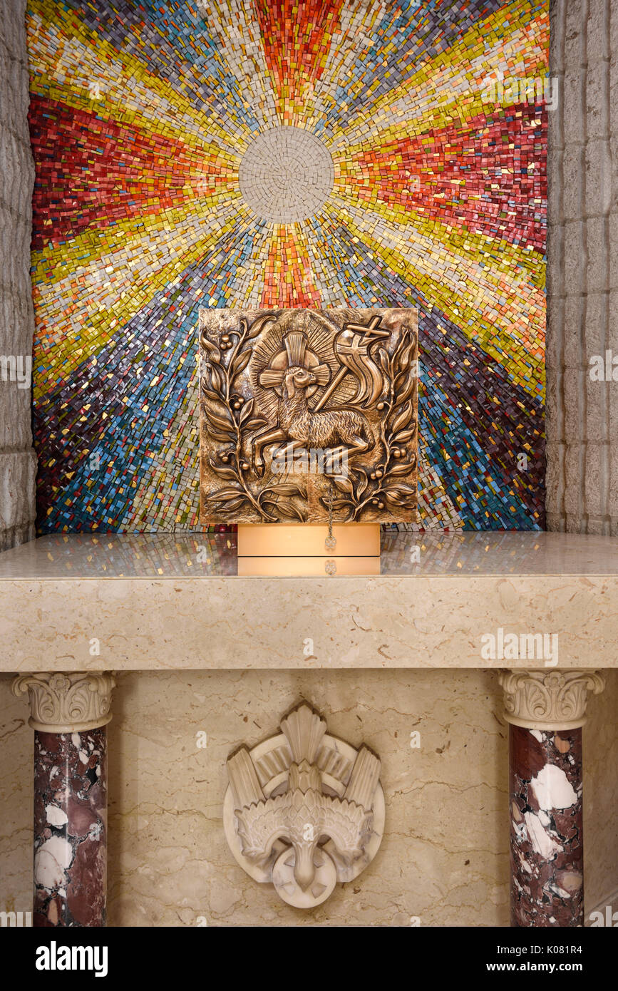 Mosaïque d'étoile pour le père, l'Agneau de Dieu demeure pour Fils et Esprit Saint Pierre pour dove dans autel latéral de l'église catholique Banque D'Images
