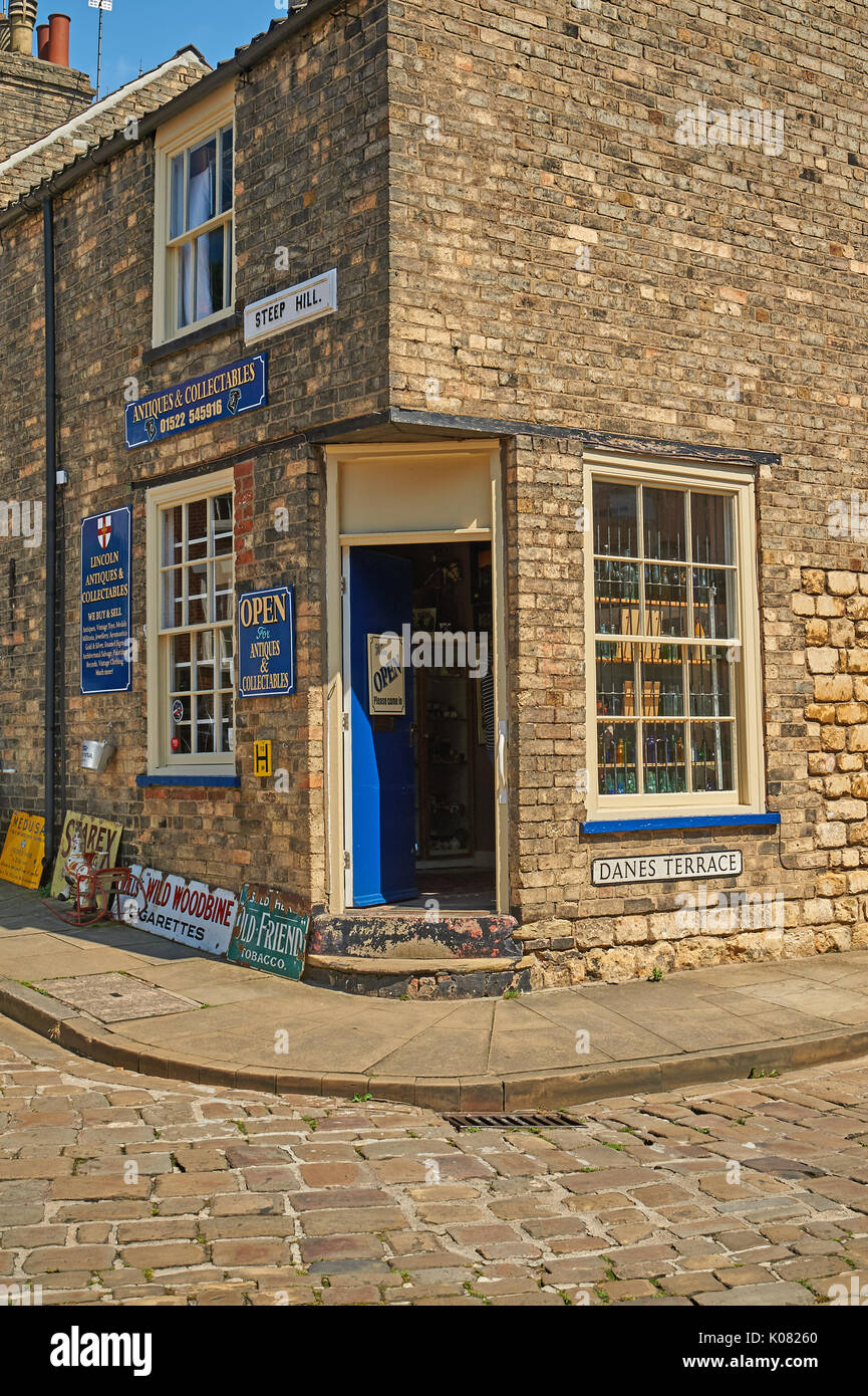 Côte raide à Lincoln liens la cathédrale et le centre-ville et est bordée par une variété de styles de construction et application Banque D'Images