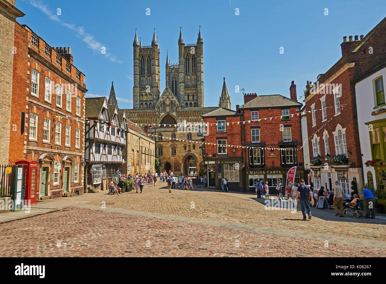 Colline abrupte dans la Cathédrale de Lincoln Lincoln liens avec le centre-ville et se termine à la place du vieux marché. Banque D'Images