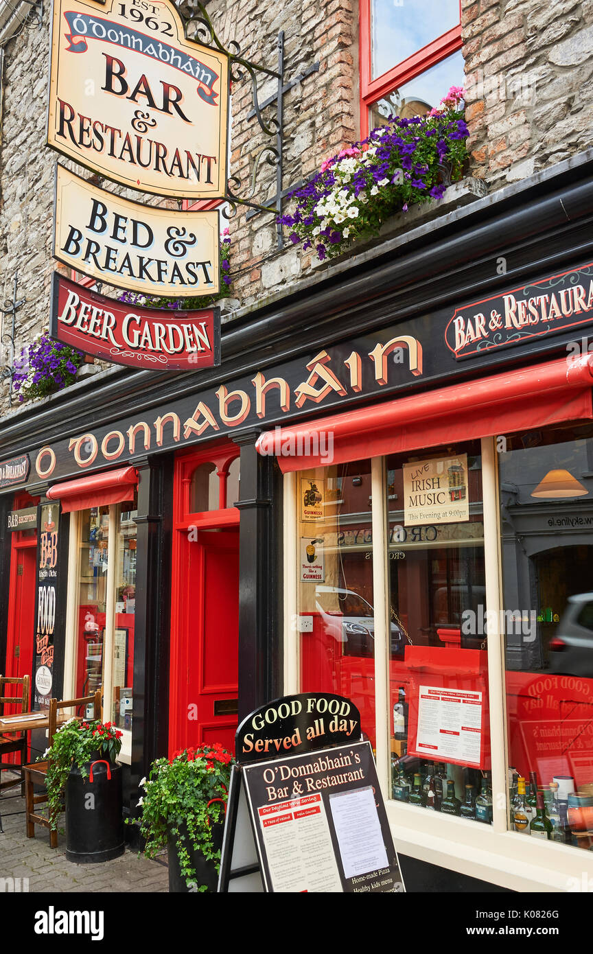 Scènederue dans la jolie ville de marché dans le comté de Kerry Kenmare Banque D'Images