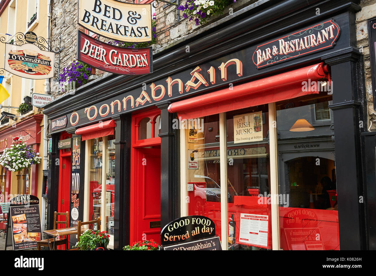 Scènederue dans la jolie ville de marché dans le comté de Kerry Kenmare Banque D'Images