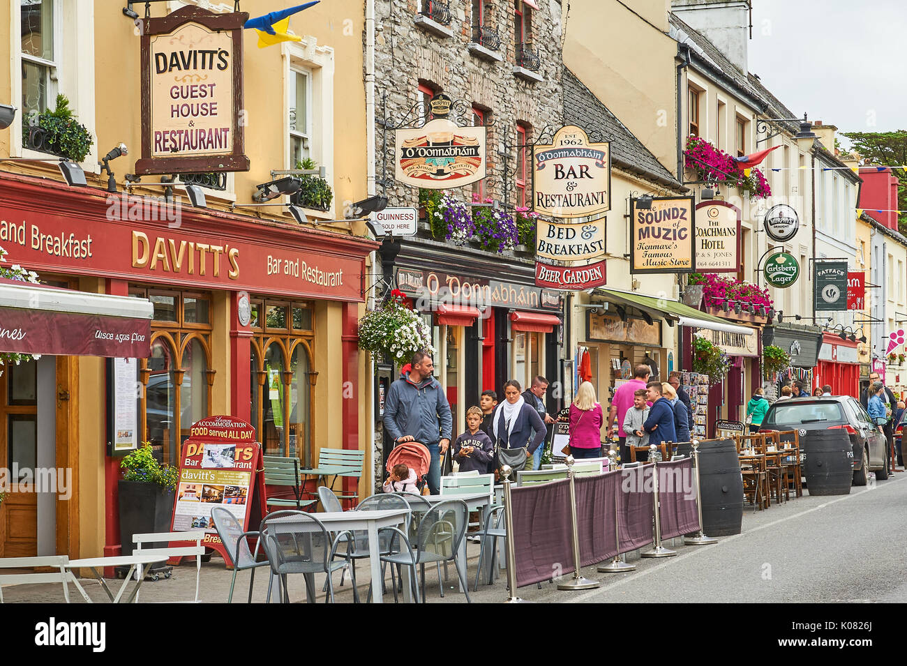 Scènederue dans la jolie ville de marché dans le comté de Kerry Kenmare Banque D'Images