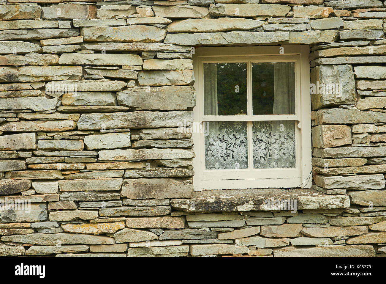 Résumé image montrant une fenêtre dans un mur Banque D'Images