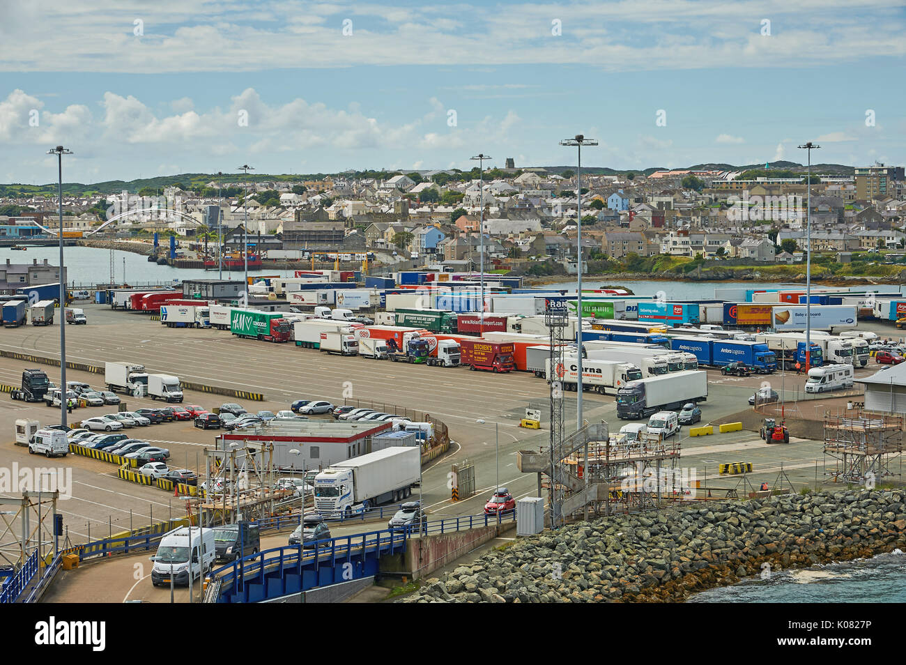 Le VHG et voitures privées d'être chargés à bord d'un ferry dans le Nord du Pays de Galles port de Holyhead Banque D'Images