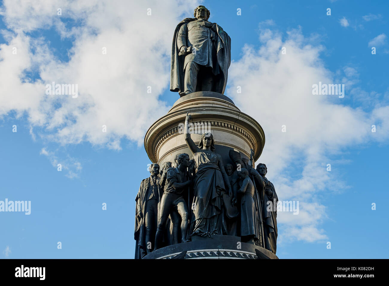 L'O'Connell statue dans le centre de Dublin set against a blue sky Banque D'Images