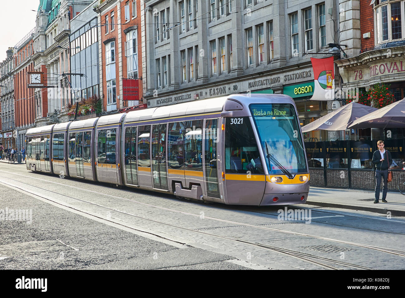 Un tramway d'argent dans le centre-ville de Dublin Banque D'Images
