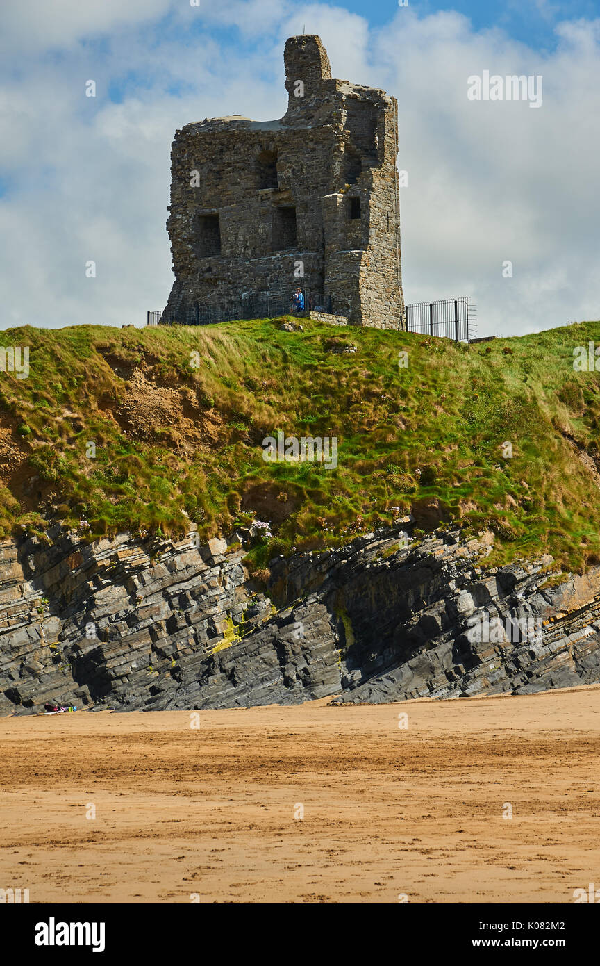 Les ruines d'Ballbunion Castle dans le comté de Kerry sur la large plage de sable et l'Océan Atlantique sur une calme journée d'été. Banque D'Images