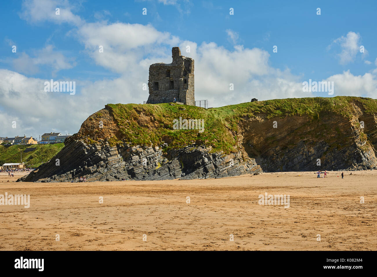Les ruines d'Ballbunion Castle dans le comté de Kerry sur la large plage de sable et l'Océan Atlantique sur une calme journée d'été. Banque D'Images