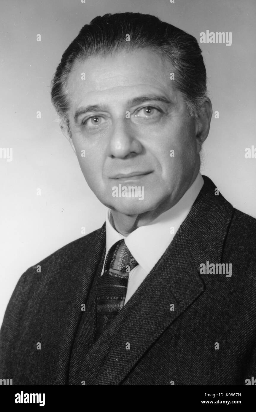 Head-shot du Dr Frank E. Manuel, portant un costume de tweed sombre avec une chemise blanche et une cravate à motifs, posé en face d'une toile de fond, avec une expression du visage grave, 1970. Banque D'Images