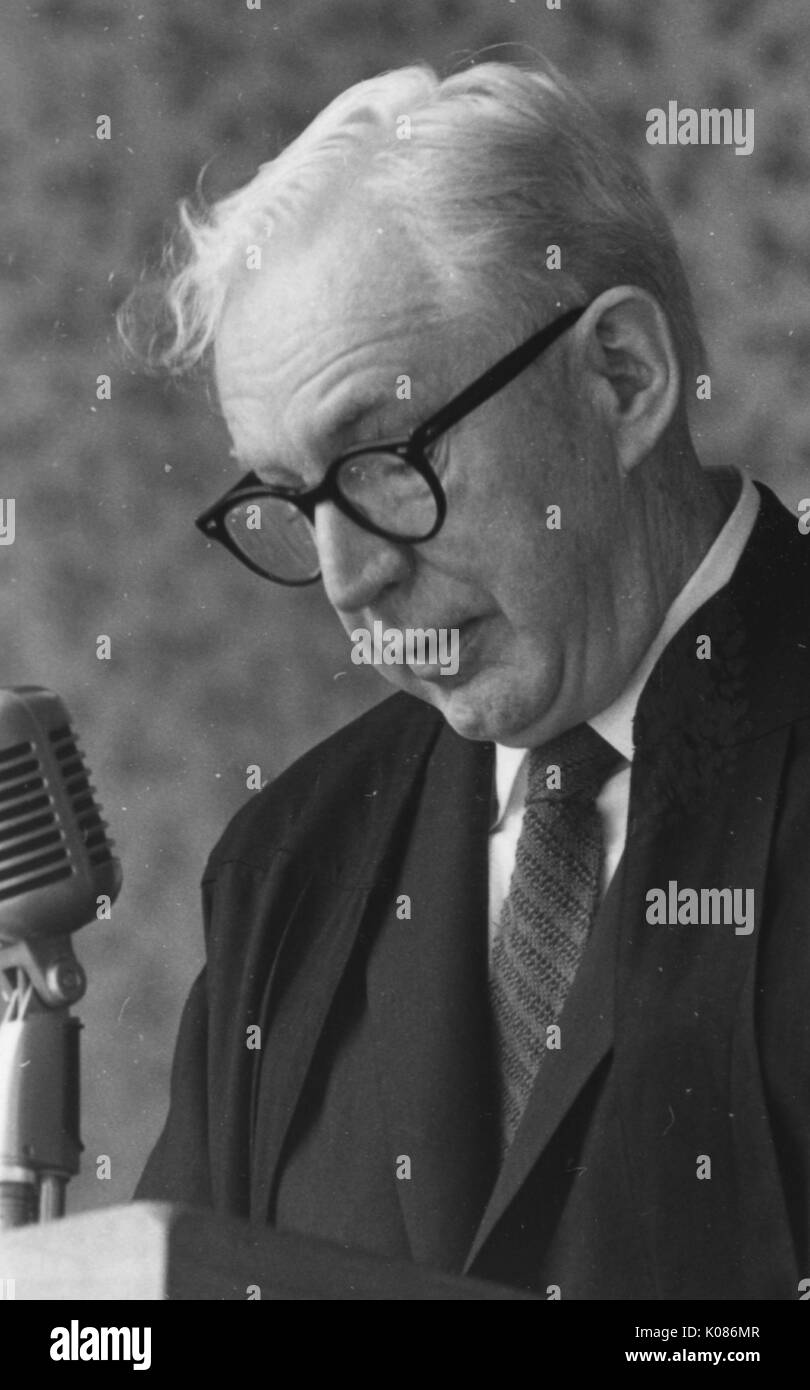 Les hommes, porter des lunettes, une chemise, une cravate tricot, et un veston, à coups d'articles, il parle dans un microphone à l'Hoemewood campus de l'Université Johns Hopkins à Baltimore, Maryland, 1970. Banque D'Images