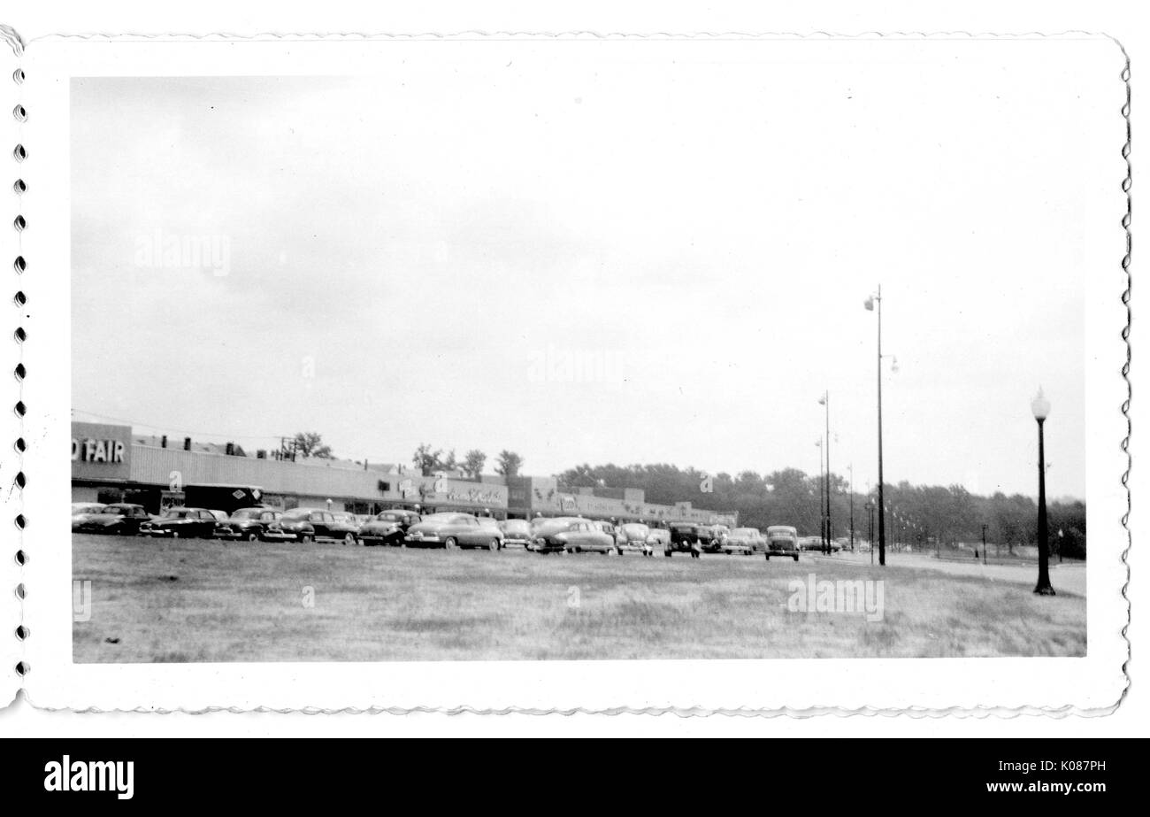 Vue d'un panier-parking au Salon de l'alimentation et du centre commercial, l'avant-plan, un grand espace ouvert qui devient le périmètre du terrain de stationnement, Baltimore, Maryland, 1951. Banque D'Images