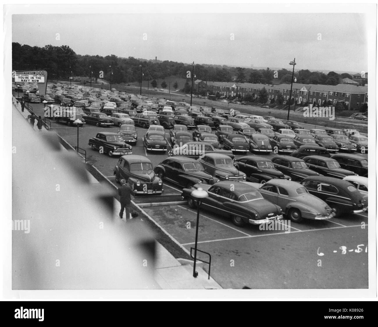 Vue d'une location de parking à partir du toit de la Northwood Shopping Centre, de l'autre côté de la rue du centre et le parking sont en brique en rangée et d'arbres, Baltimore, Maryland, 1951. Banque D'Images