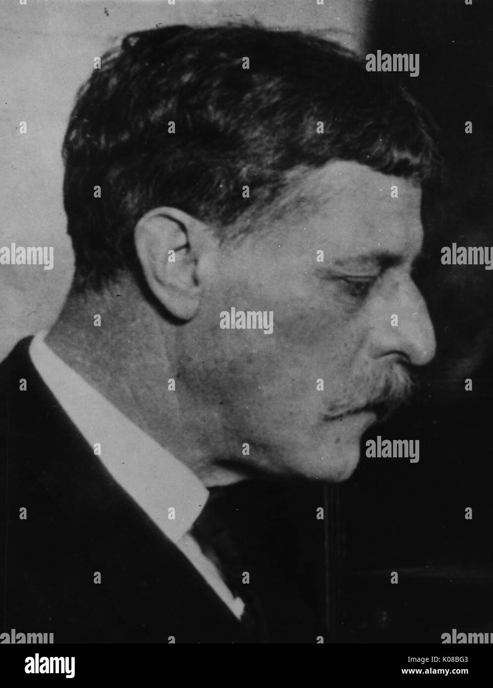 Impression photographique de John Williams Whitridge, regardant vers le bas, close-up shot profil original, Faculté de médecine, United States, 1916. Banque D'Images