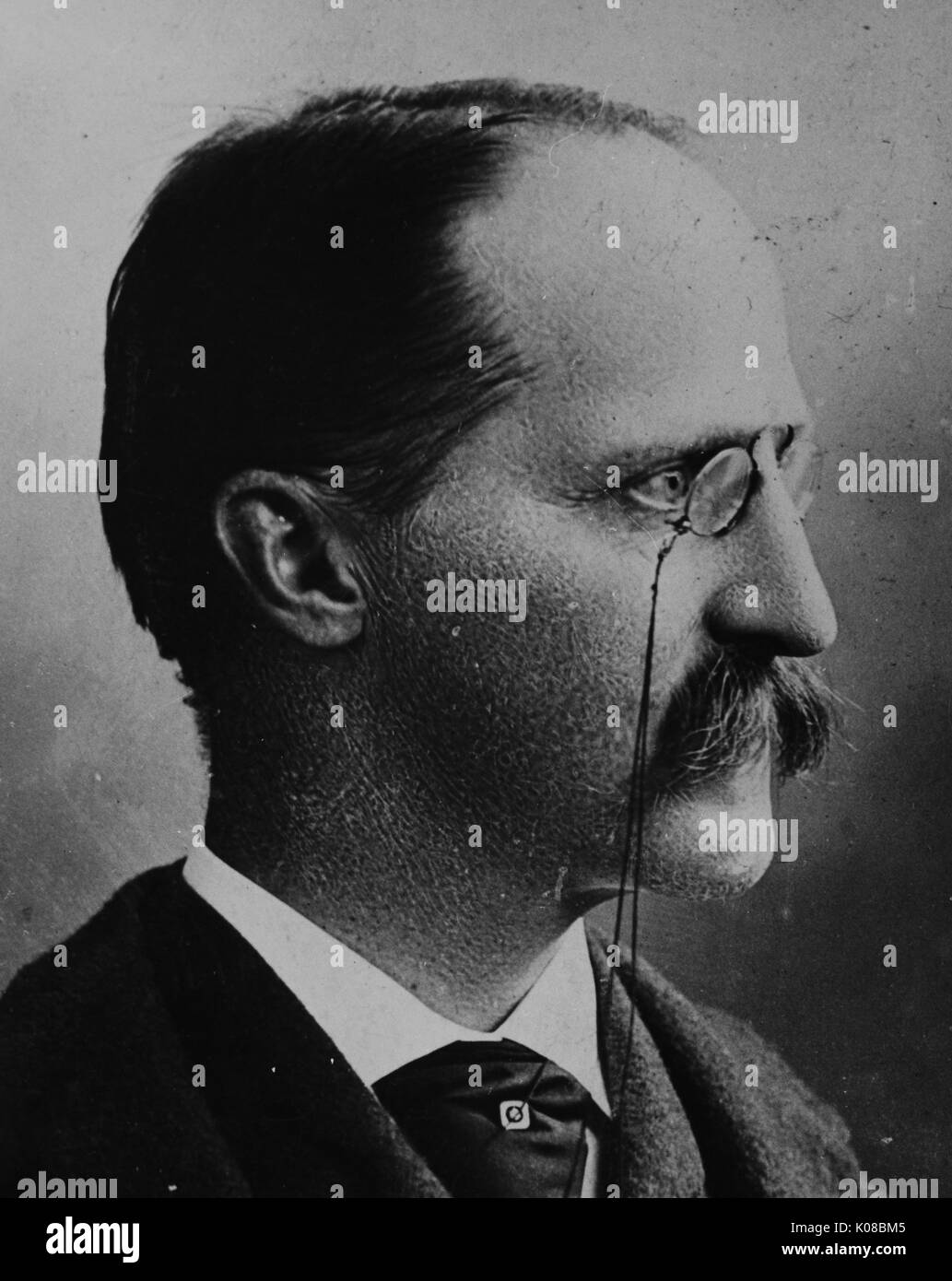 Tirage photographique d'Henry Augustus Rowland, tourné de profil, portant des lunettes, expression faciale neutre d'origine, Faculté de Philosophie, United States, 1890. Banque D'Images