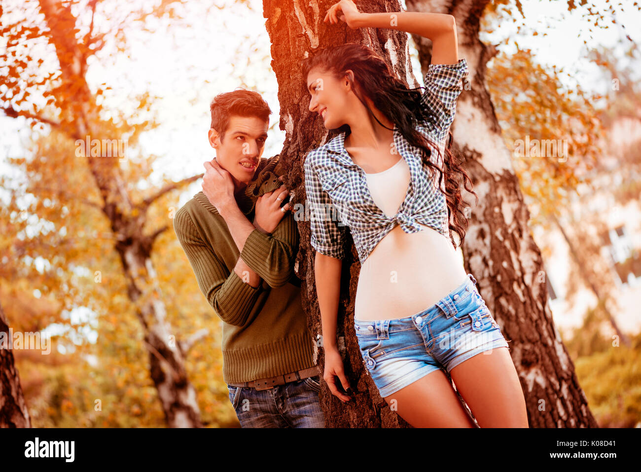 Belle lovely couple enjoying in sunny park en couleurs de l'automne. Banque D'Images