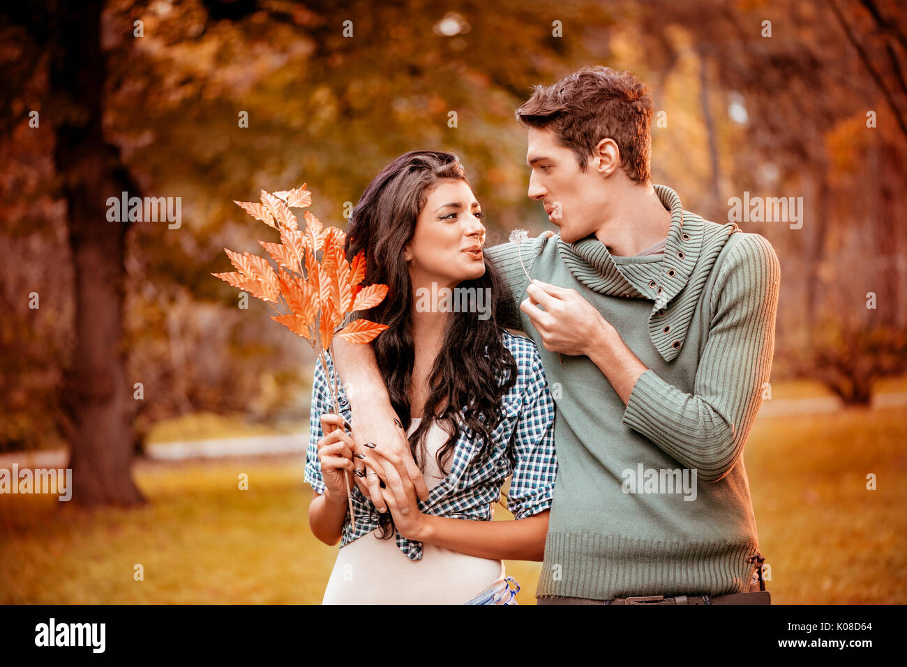 Belle lovely couple marche et faire dans le parc en couleurs de l'automne. Banque D'Images