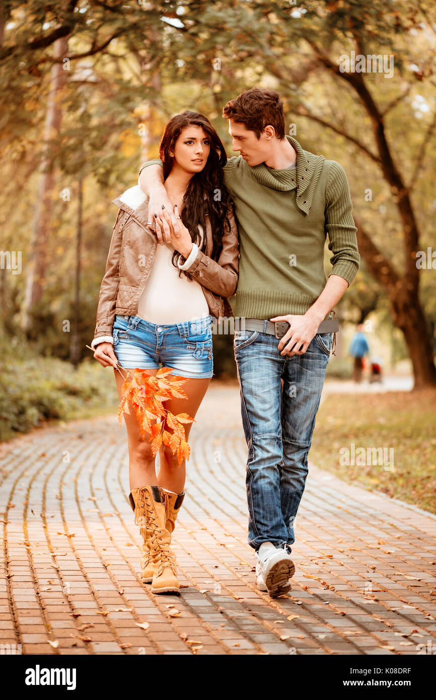 Belle lovely couple marche et faire dans le parc en couleurs de l'automne. Banque D'Images