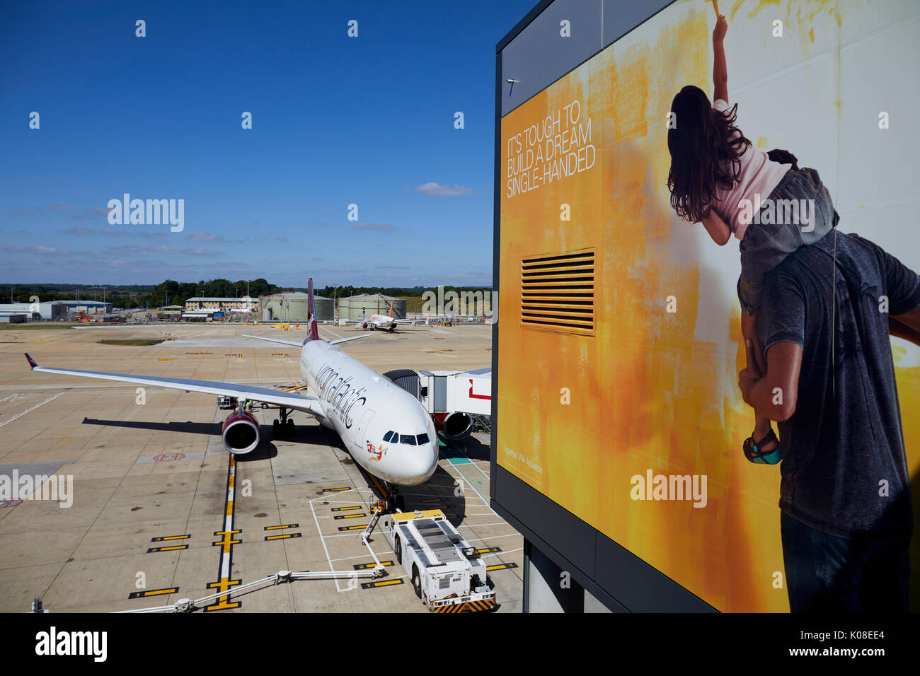 Un Airbus 330 de Virgin Atlantic à l'entrée dans l'aéroport de Gatwick's North Terminal Banque D'Images