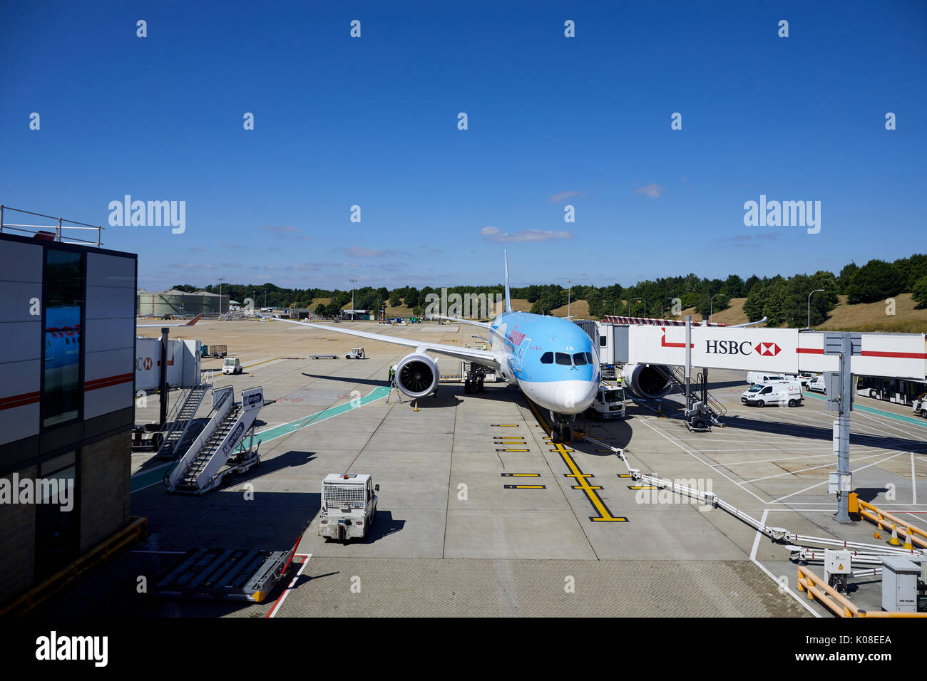 Vols Thomson 787 à l'entrée dans l'aéroport de Gatwick's North Terminal Banque D'Images