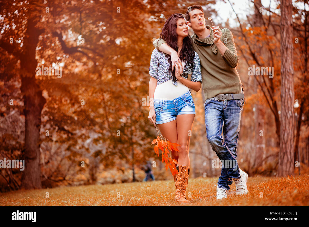 Belle lovely couple marche et faire dans le parc en couleurs de l'automne. Banque D'Images