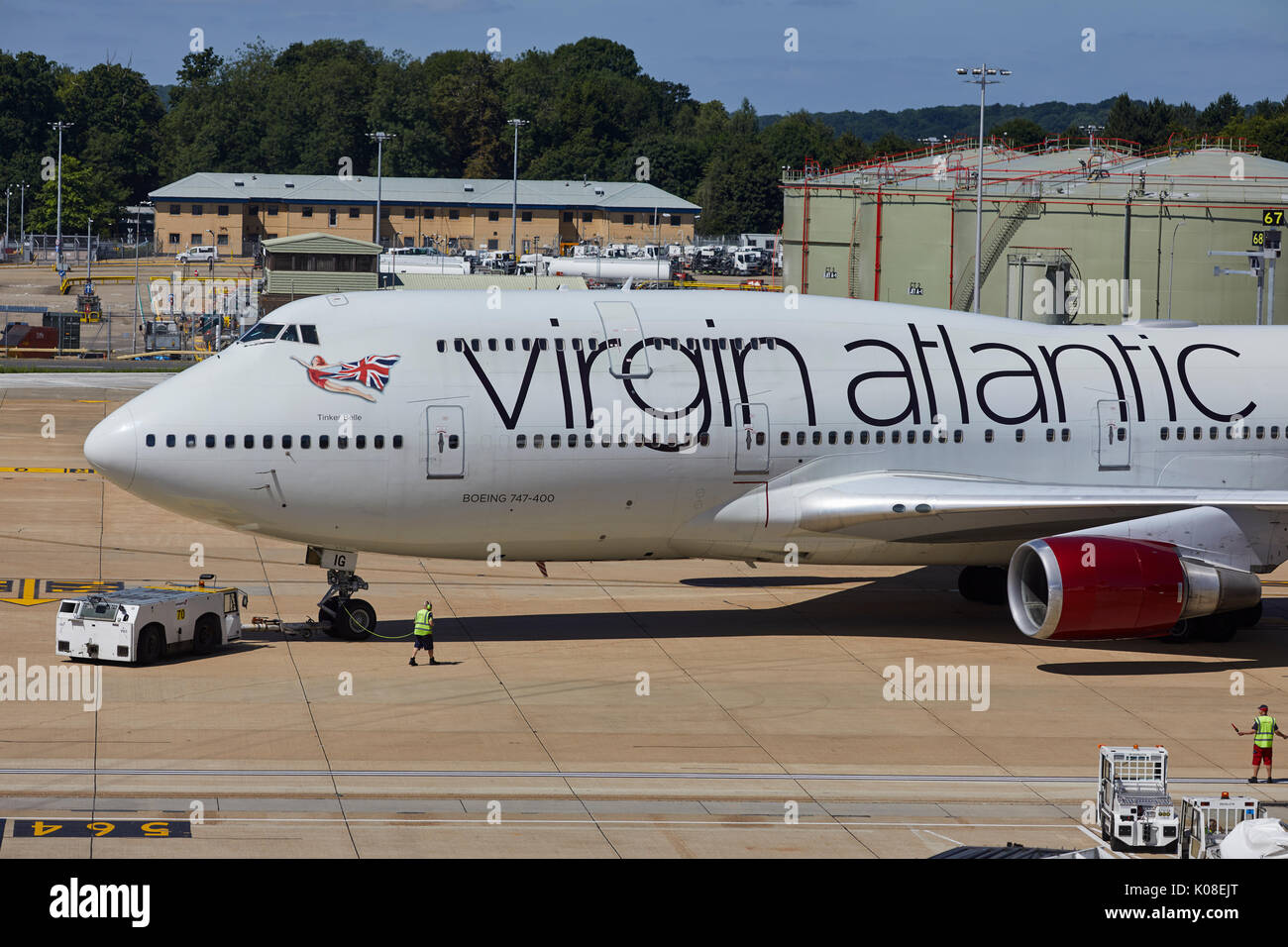 Tracteurs Pushback ou remorqueur se déplace Virgin Atlantics livery 474400 Tinker Belle à l'aéroport de Gatwick's North Terminal Banque D'Images