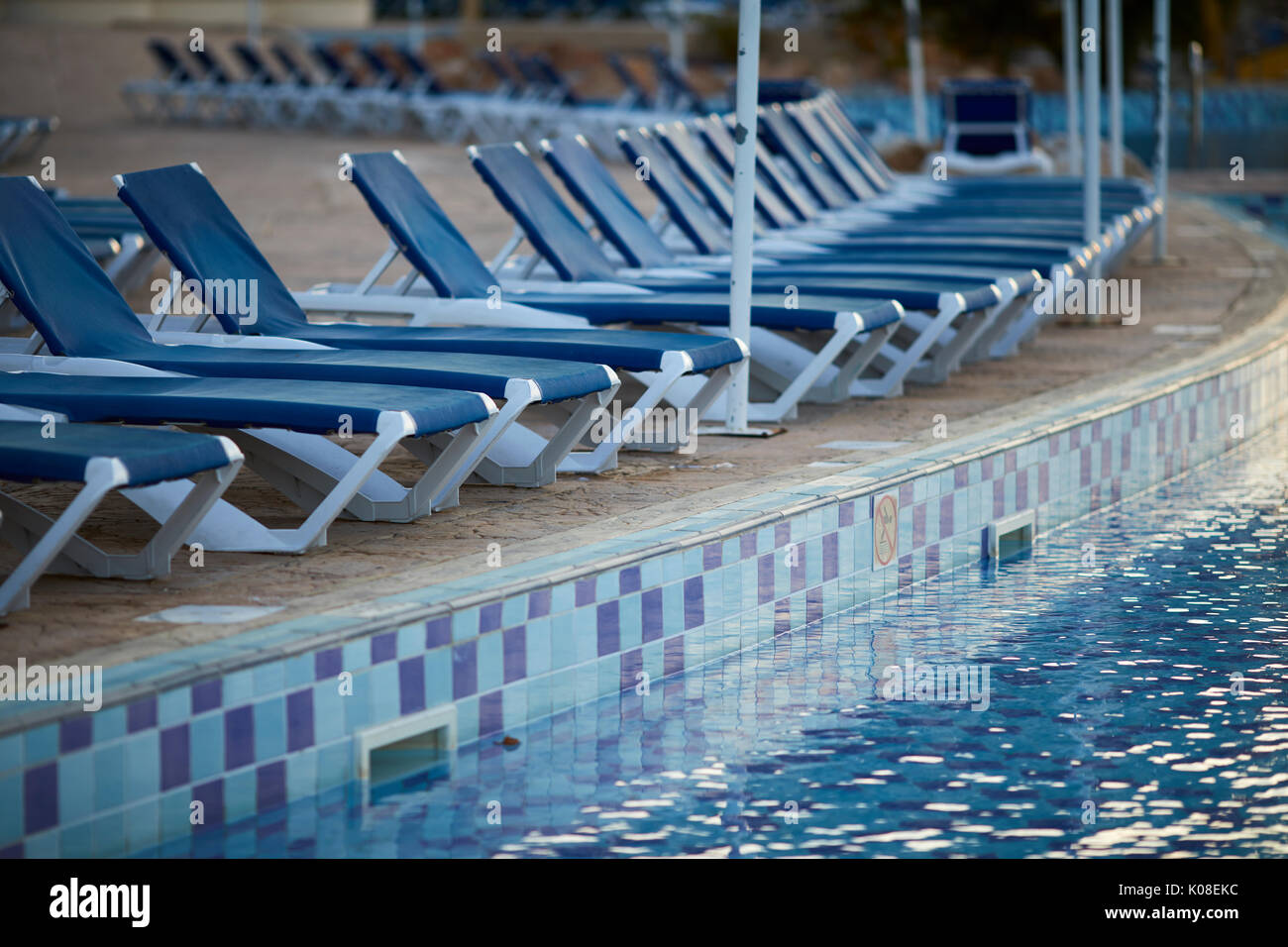 Meliá Varadero, Cuba, des chaises longues au bord de la piscine Banque D'Images