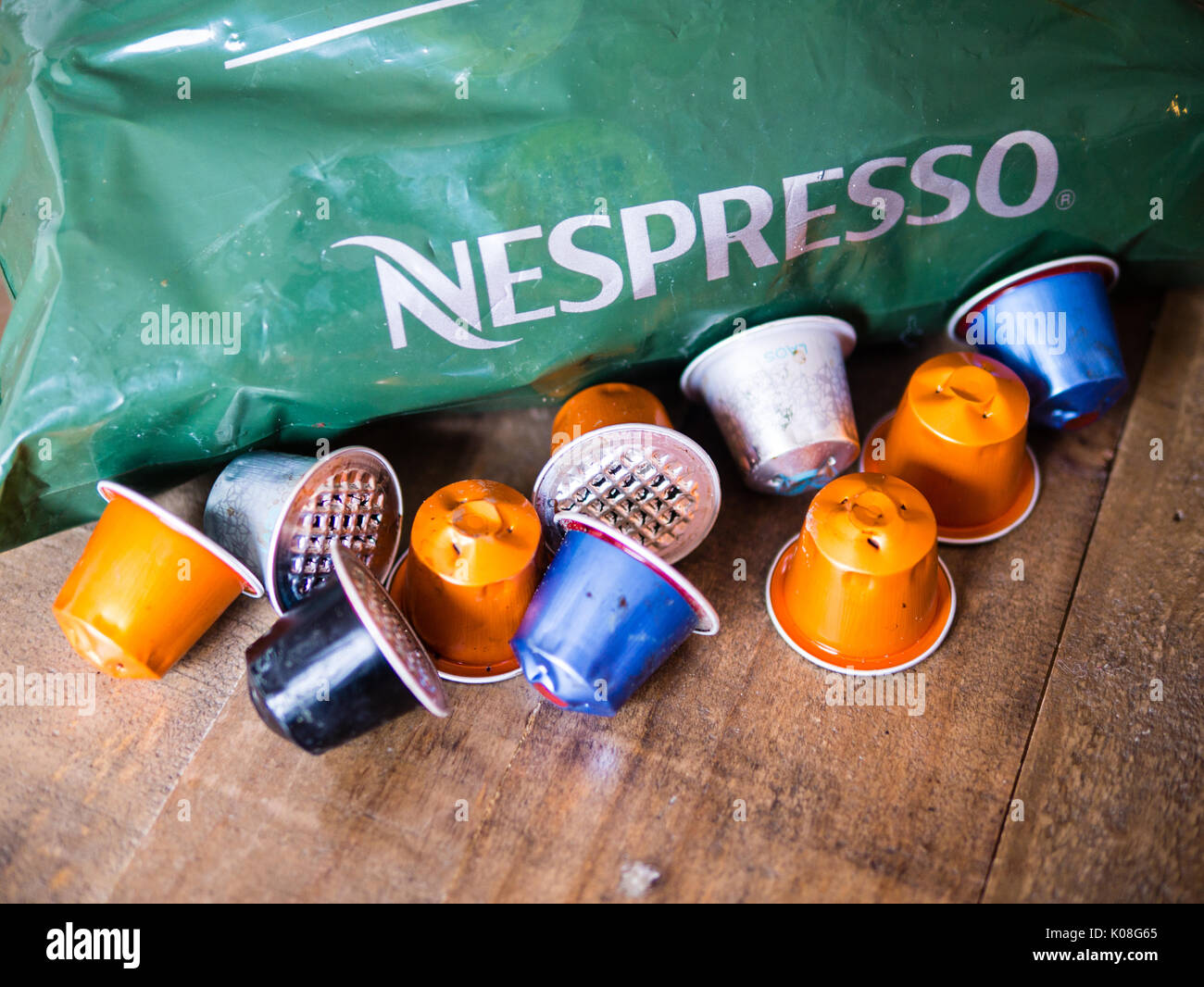 Recyclage Capsules Nespresso et sac Photo Stock Alamy